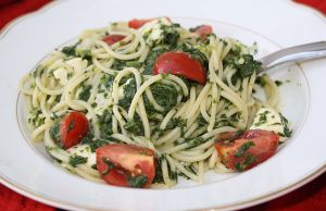 Spaghetti mit Spinat, Tomaten und Mozzarella