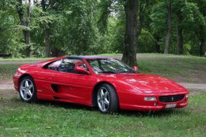 ferrari-f355-gts-auf-wiese