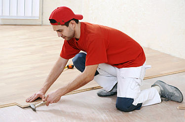 handwerker-verlegt-parkett