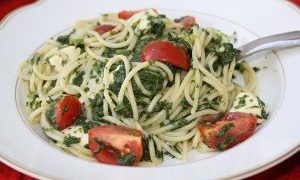 Spaghetti mit Spinat, Tomaten und Mozzarella