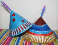 Faschingshüte basteln: Bunte Party-Hüte aus Papptellern