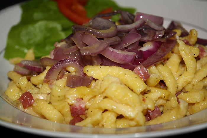 Käsespätzle mit Schinkenwürfeln und Zwiebeln